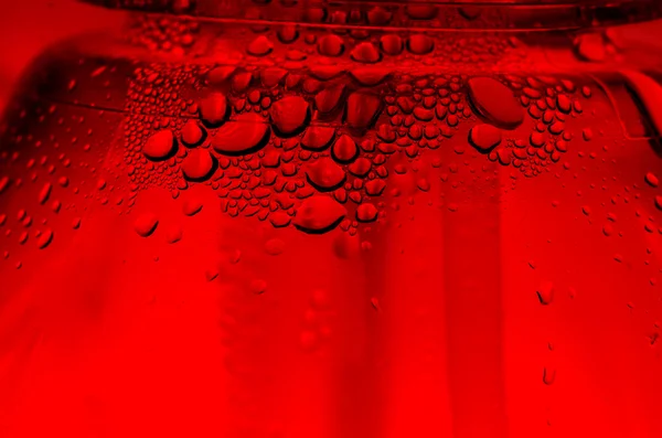 Gotas de água na superfície vermelha abstrata. — Fotografia de Stock