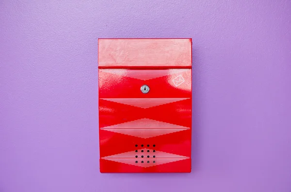 Červená poštovní schránka na fialové pozadí — Stock fotografie