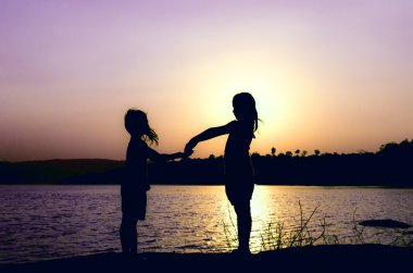 Göl üzerinde siluet kardeşlik