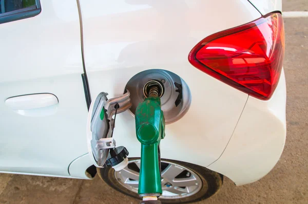 Pumping gas at gas pump — Stock Photo, Image