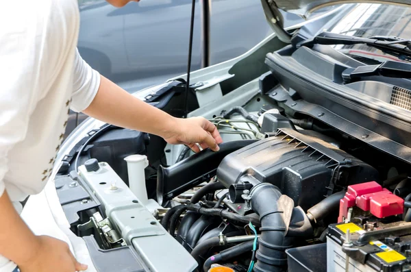 Vrouw haar kaart controleren — Stockfoto