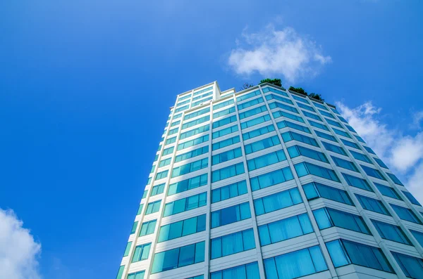Byggnaden på blå himmel — Stockfoto