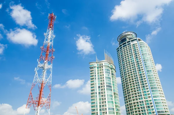 Torre de comunicação e construção — Fotografia de Stock