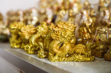 Golden dragon heykel