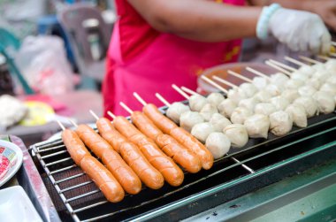 ızgara dilimlenmiş sosis