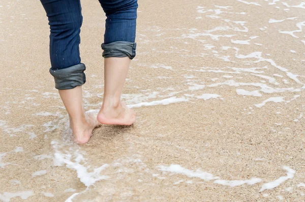 Camminando quasi spiaggia — Foto Stock