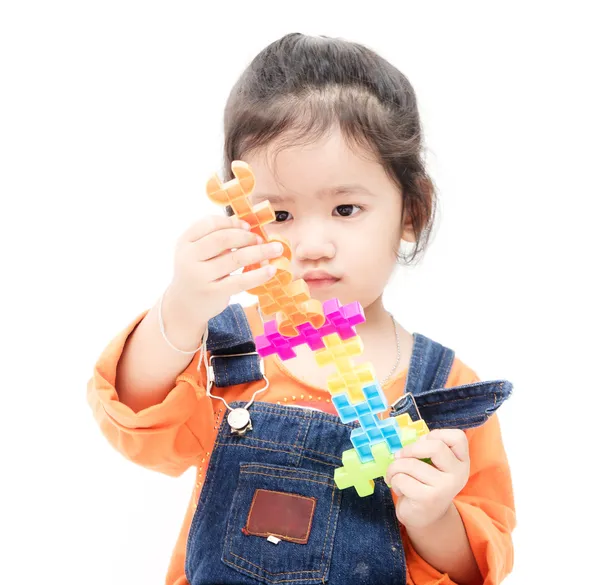 Geïsoleerde Aziatische jongen meisje spelen met speelgoed — Stockfoto