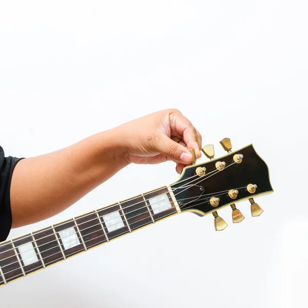 Mão afinando a guitarra elétrica — Fotografia de Stock