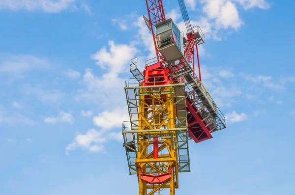 Guindaste de construção em fundo céu azul — Fotografia de Stock