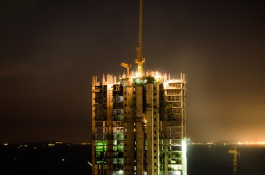 Vinçler, geceleri büyük binalar inşa.