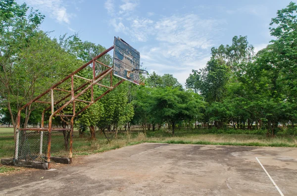 Old Basketball aro na floresta — Fotografia de Stock