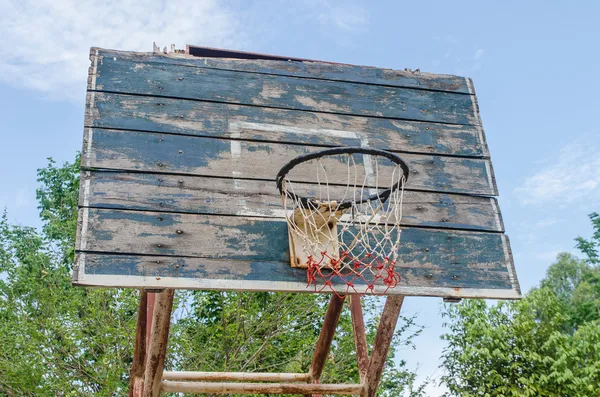 Velho aro de basquete em um céu azul . — Fotografia de Stock