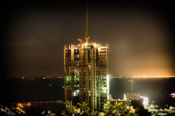 Grues construisent de grands bâtiments la nuit — Photo