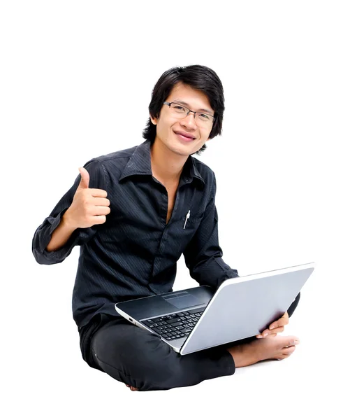 Dizüstü bilgisayar ile genç Asyalı adam — Stok fotoğraf