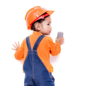 Asya mühendis silgi ile kız bebek el fırça