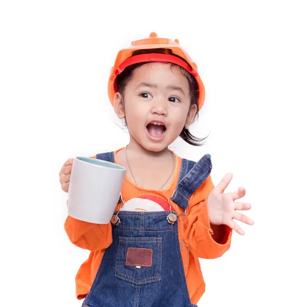 Ingeniero asiático bebé niña sosteniendo la taza blanca — Foto de Stock