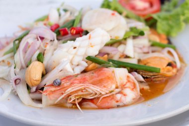 Tay sıcak ve baharatlı salata