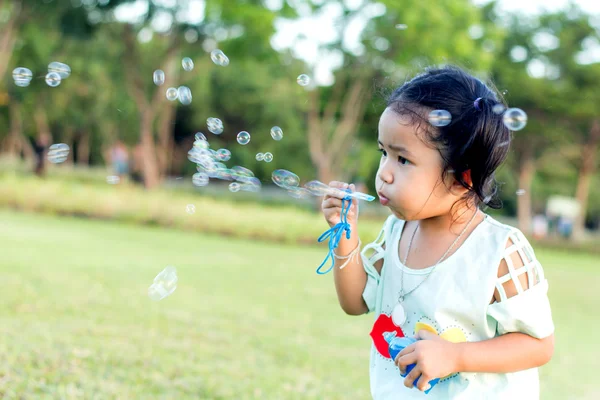Asiática bebé chica jugando burbuja globo — Foto de Stock
