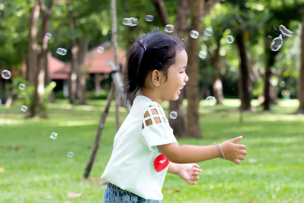 Asian dziewczynka gra balon bąbelek — Zdjęcie stockowe