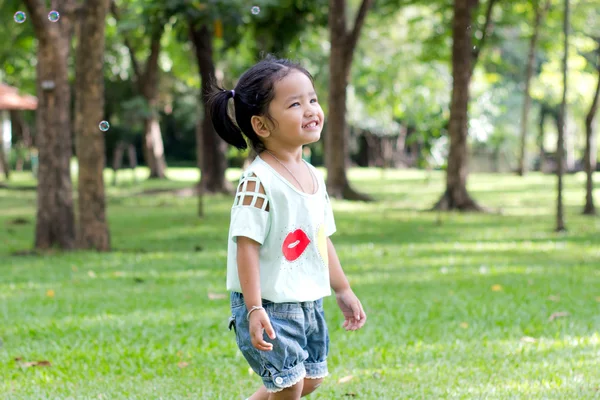 Ásia bebê menina jogar bolha balão — Fotografia de Stock