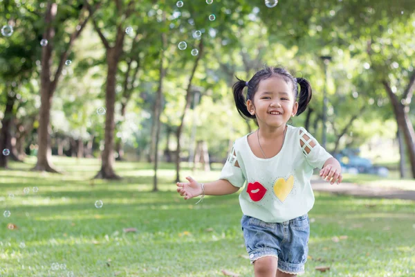 Asiática bebé chica jugando burbuja globo — Foto de Stock