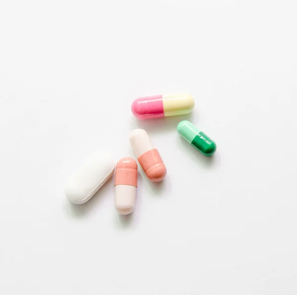カプセルや錠剤の薬のミックス — ストック写真