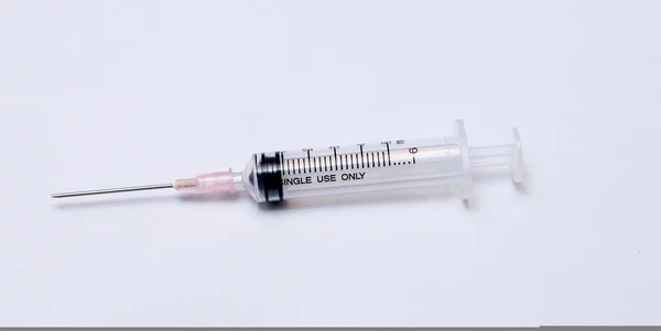 医療注射器白い背景の上のクローズ アップ — ストック写真