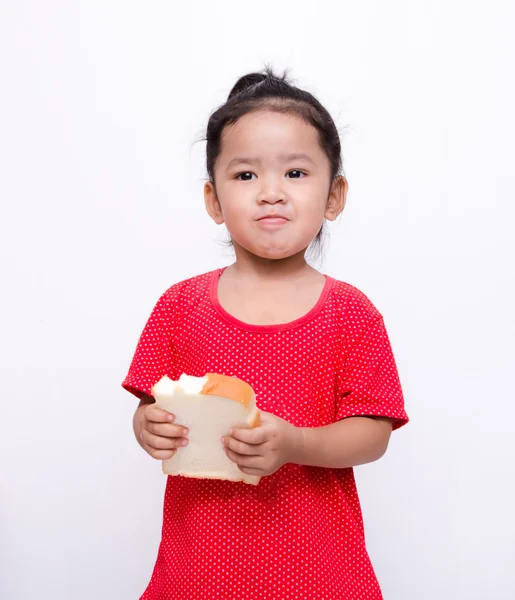 Linda chica asiática comiendo pan de diapositiva — Foto de Stock