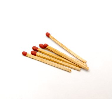 beyaz zemin üzerine maç sopa