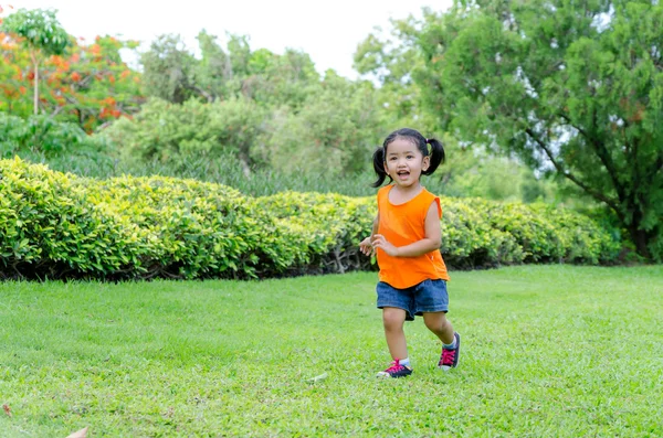 Asiático bebé niña sonrisa y corriendo — Foto de Stock