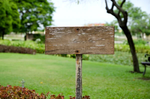 Houten leeg teken in de tuin — Stockfoto