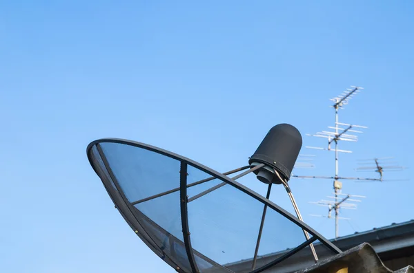 Disk Sattelit dan antena — Stok Foto