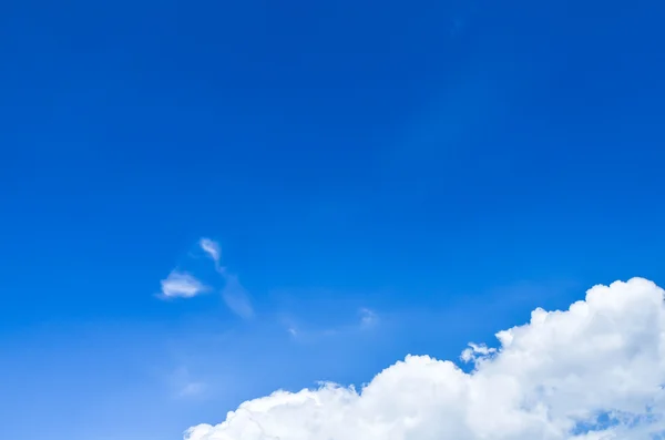 Blauer Himmel und Wolkenhintergrund — Stockfoto