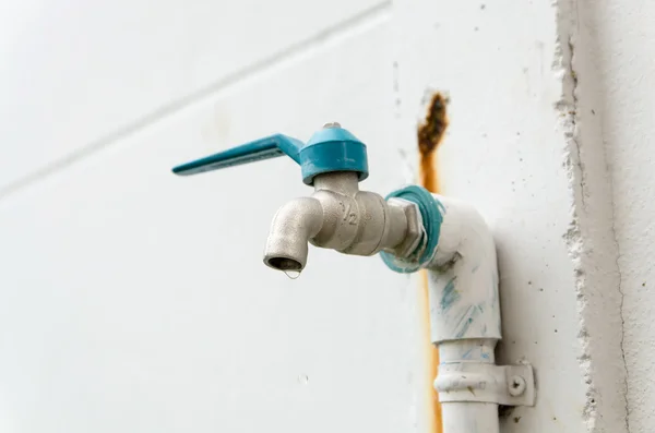 Tab Wasserventil und weiße Wand — Stockfoto