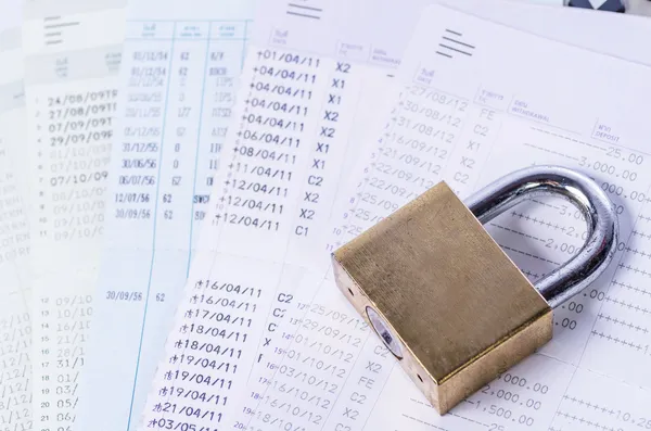 Gyllene lock på passbook — Stockfoto