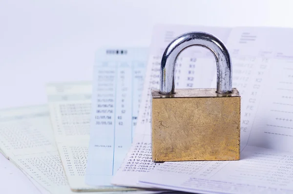 Gyllene lock på passbook — Stockfoto