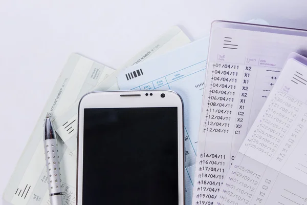 Smart telefon på passbook — Stockfoto