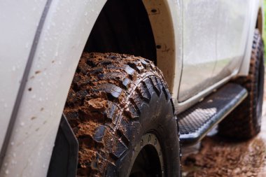 Kirli arka tekerlekleri off-road 4x4 kamyon kırsal bir yerde Rainy vibe kırsal, yağmurda 4wd araç, seçici odak derinliği