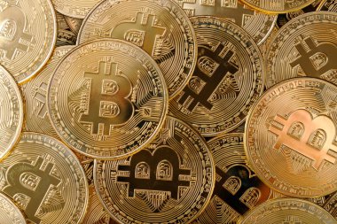 Bitcoin bozukluklarının siyah arkaplanda yakın plan çekimleri, Bitcoin Kripto Para Birimi Altın Bitcoin BTC Bit Sikkesi. Dijital engelleme teknolojisi, bitcoin madencilik konsepti