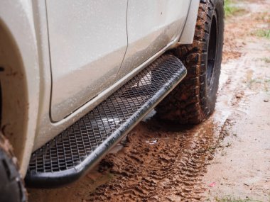 Kirli arka tekerlekleri off-road 4x4 kamyon kırsal bir yerde Rainy vibe kırsal, yağmurda 4wd araç, seçici odak derinliği