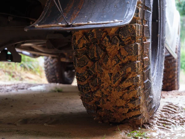 Špinavé Zadní Kolo Terénního Vozidla 4X4 Venkovském Venkově Rainy Vibrace — Stock fotografie