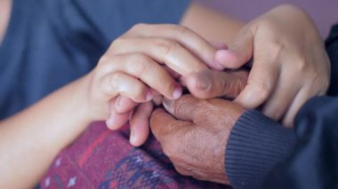 Drone, Fütürist İHA ile hava görüntüleme manzarası çekti. Ekran arayüzü başı yukarı