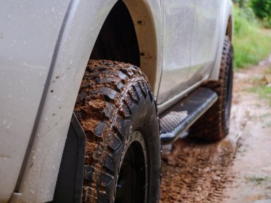 Kirli arka tekerlekleri off-road 4x4 kamyon kırsal bir yerde Rainy vibe kırsal, yağmurda 4wd araç, seçici odak derinliği