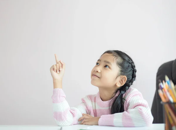 Портрет Маленькая Азиатская Девочка Указывая Пальцем Улыбаясь Счастьем Копировальным Пространством — стоковое фото