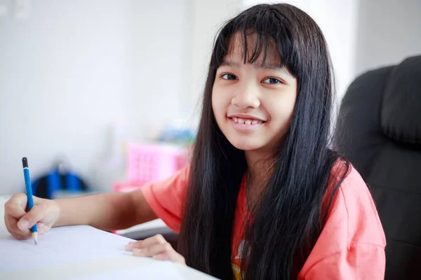 Retrato Disparó Niña Asiática Haciendo Los Deberes Para Aprender Casa — Foto de Stock