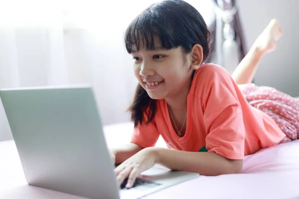 Portret Schoot Klein Aziatisch Meisje Met Behulp Van Een Laptop — Stockfoto