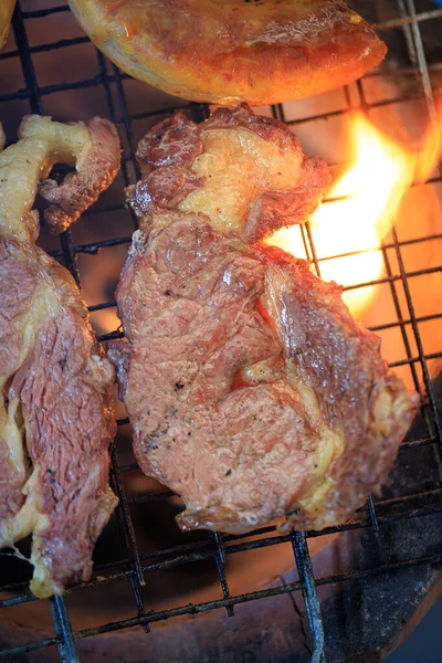 Primer Plano Disparó Parrilla Filete Carne Parrilla Hierro Sobre Fuego —  Fotos de Stock