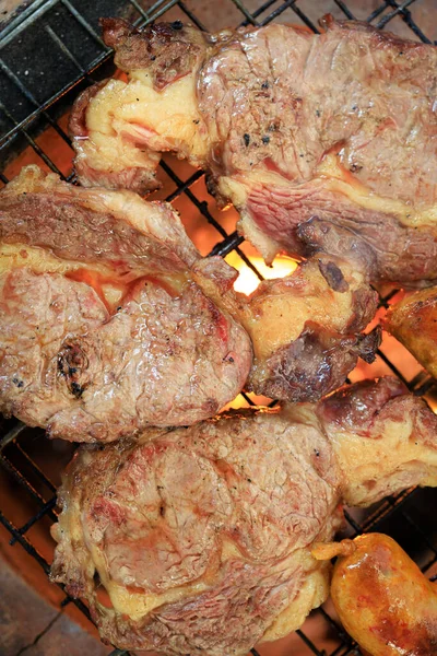 Primo Piano Colpo Grigliare Bistecca Carne Sulla Griglia Ferro Sul — Foto Stock