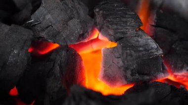 Kömür ocağında ateş yak ve barbekü yapmaya hazırlan.