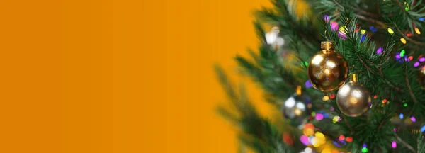 Rendering Realistisk Julgran Med Glans Glitter Julkula Och Färgglada Ljus — Stockfoto